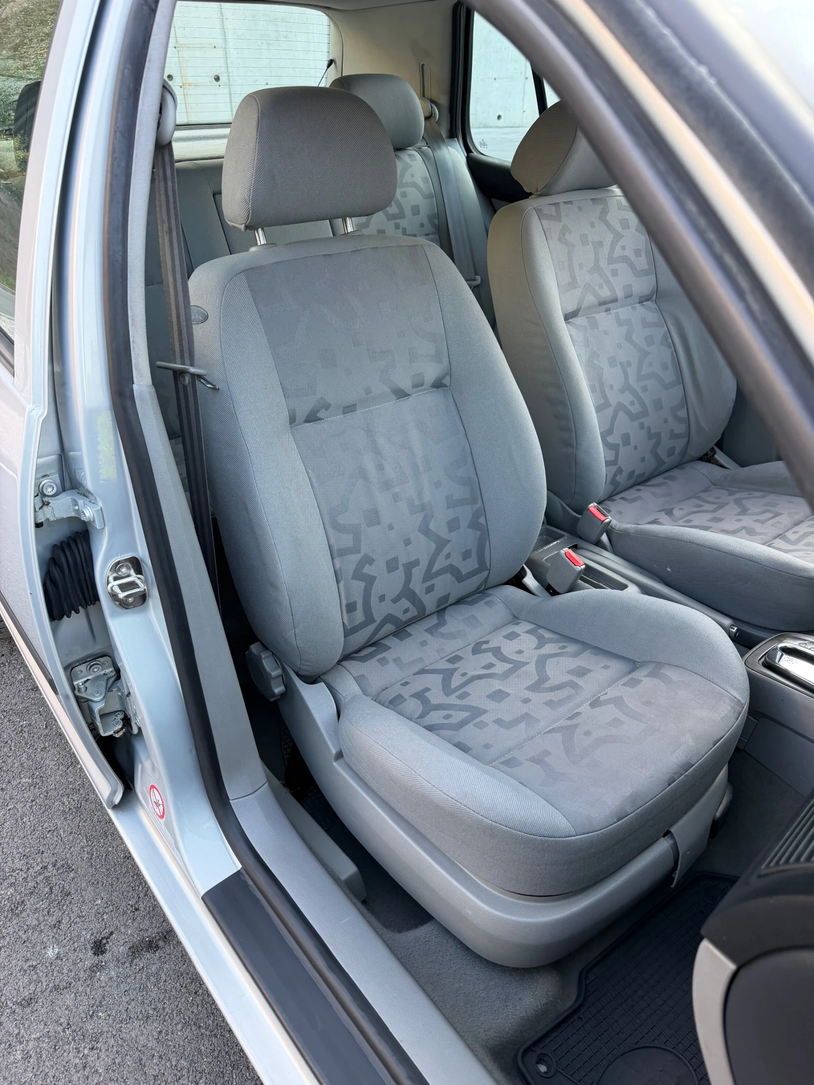VW Golf 1.6i 101к.с * АВТОМАТИК* , снимка 13 - Автомобили и джипове - 55622723