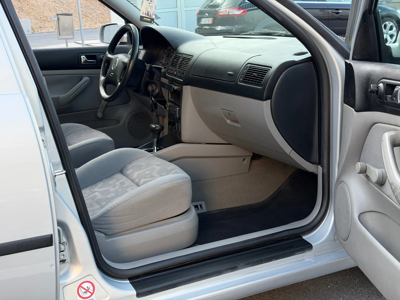 VW Golf 1.6i 101к.с * АВТОМАТИК* , снимка 11 - Автомобили и джипове - 55622723