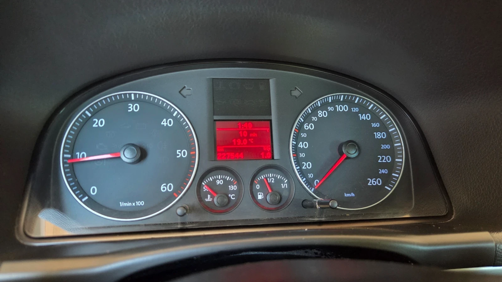 VW Touran 1.9 TDI, снимка 11 - Автомобили и джипове - 56346512