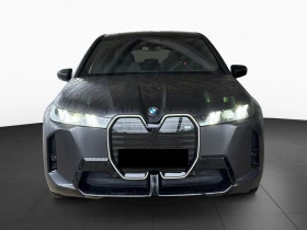 BMW iX M70/FACELIFT/ICONIC GLOW/H&K/SKY LOUNGE/360/LED/ - 112980 € / 220969.67 лв. - 31169163 2