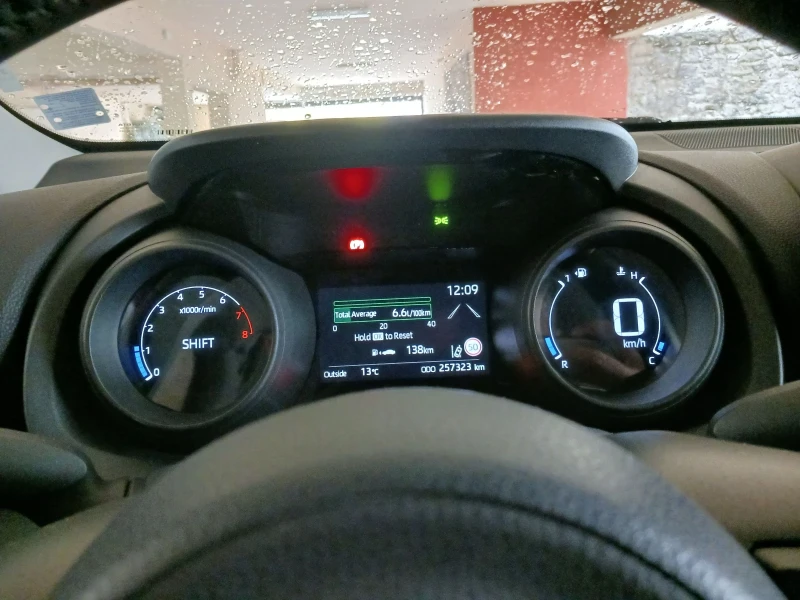 Toyota Yaris 1.5 Chia, снимка 15 - Автомобили и джипове - 52547316