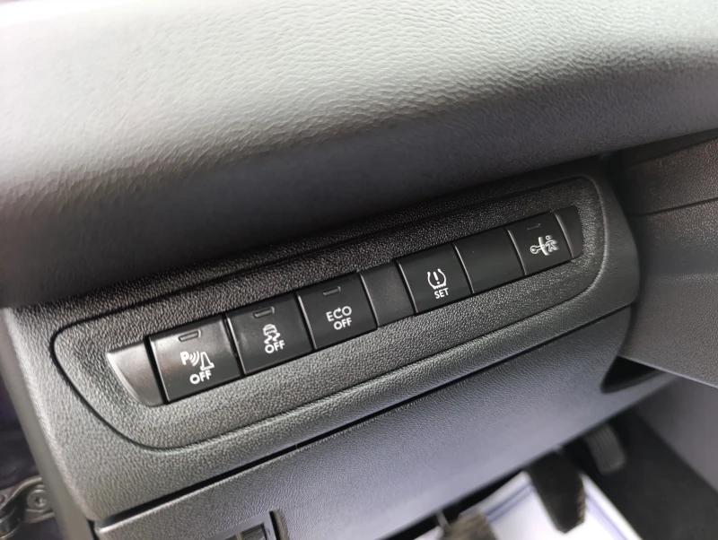 Peugeot 208 1.2i SST, снимка 13 - Автомобили и джипове - 53427393