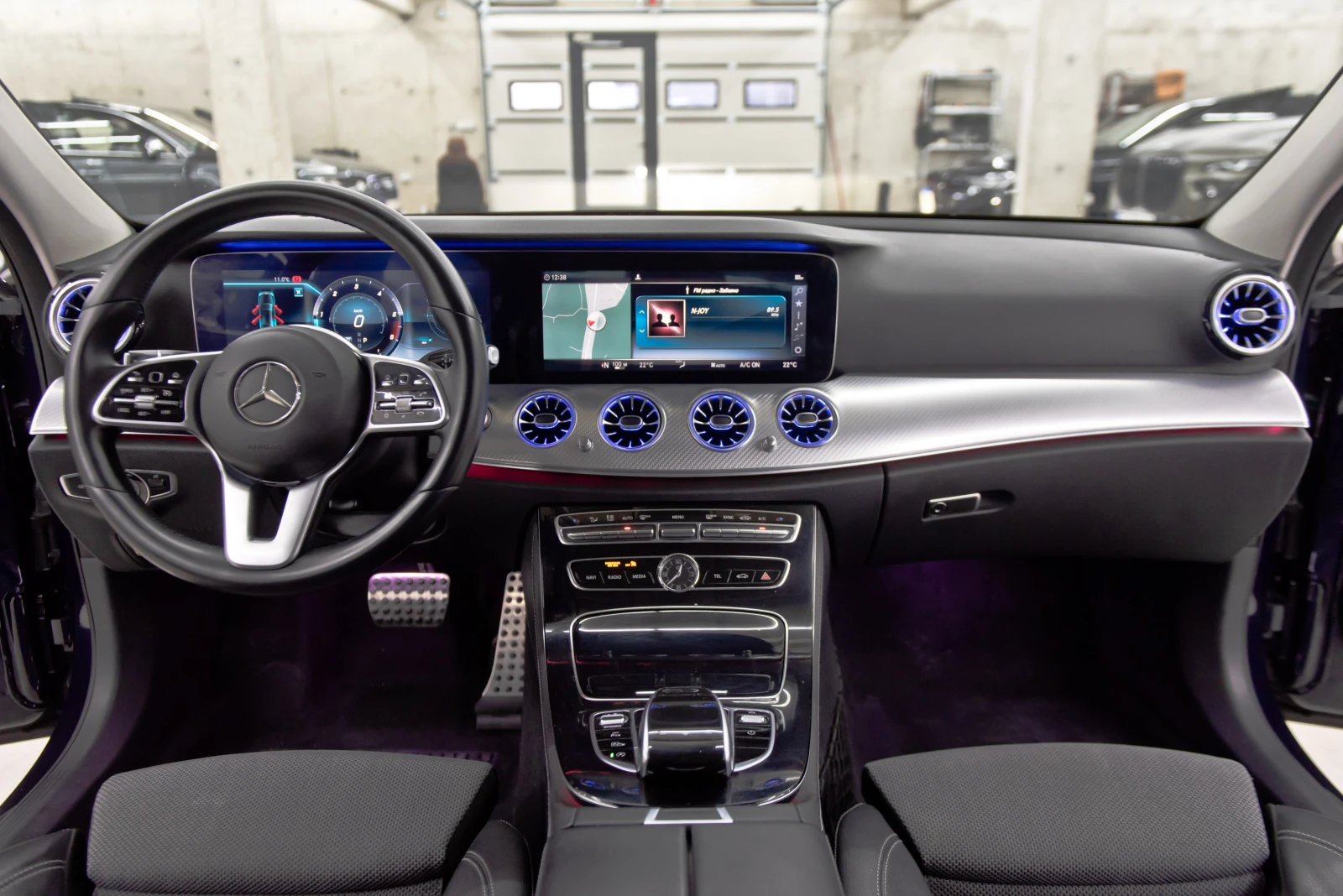 Mercedes-Benz E 220 D* 9G-Tronic* AMG* 2019* Digital* LED* Нов внос, снимка 12 - Автомобили и джипове - 53866878