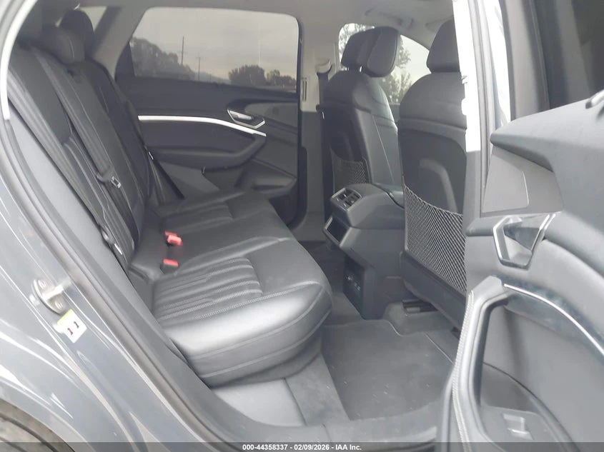 Audi Q8 E-Tron Prestige Quattro, снимка 8 - Автомобили и джипове - 54348326