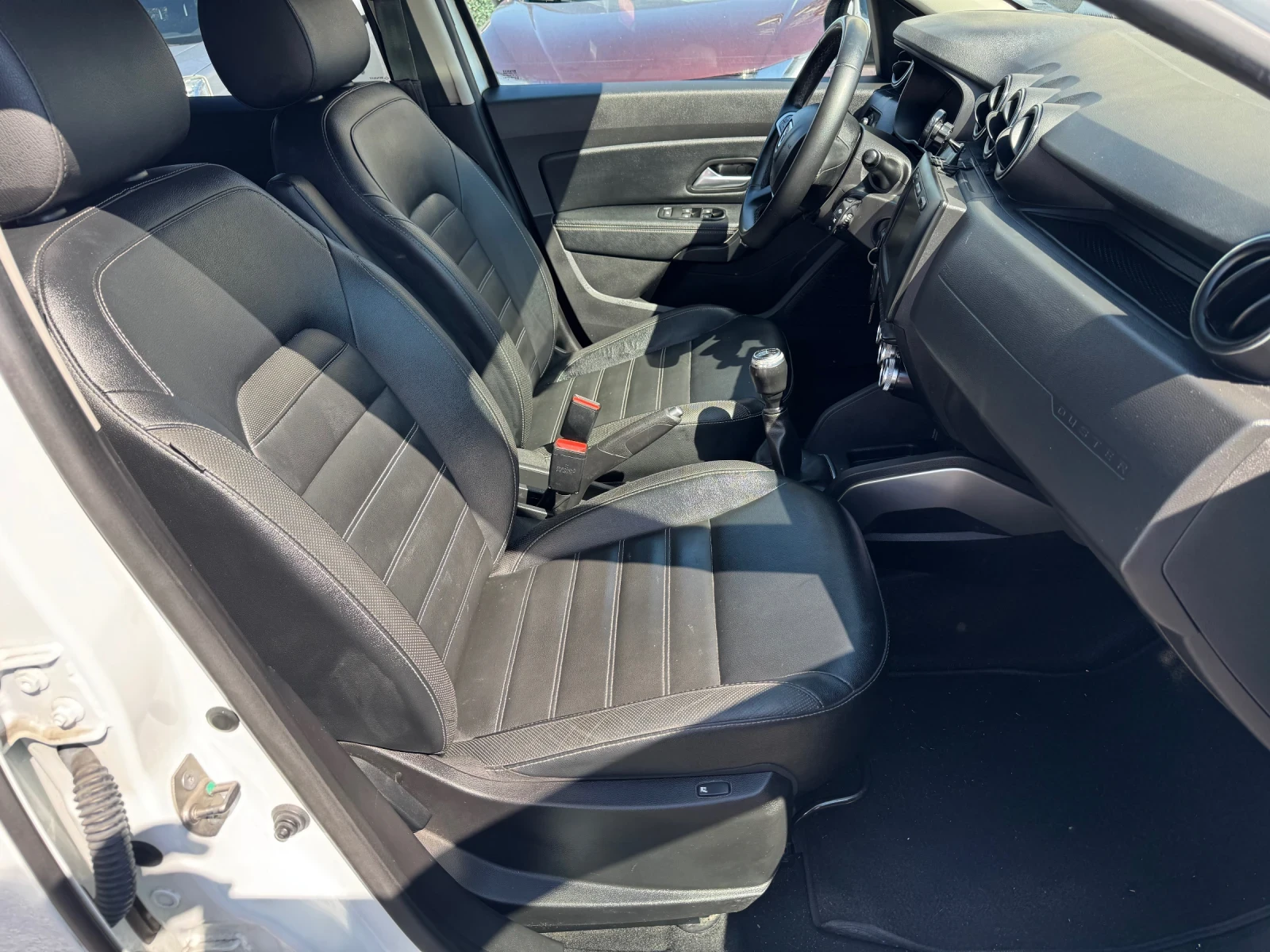 Dacia Duster 1.6 LPG 114hp* TV+ DVD* КОЖА* ПОДГРЕВ* КАМЕРА, снимка 15 - Автомобили и джипове - 56116256