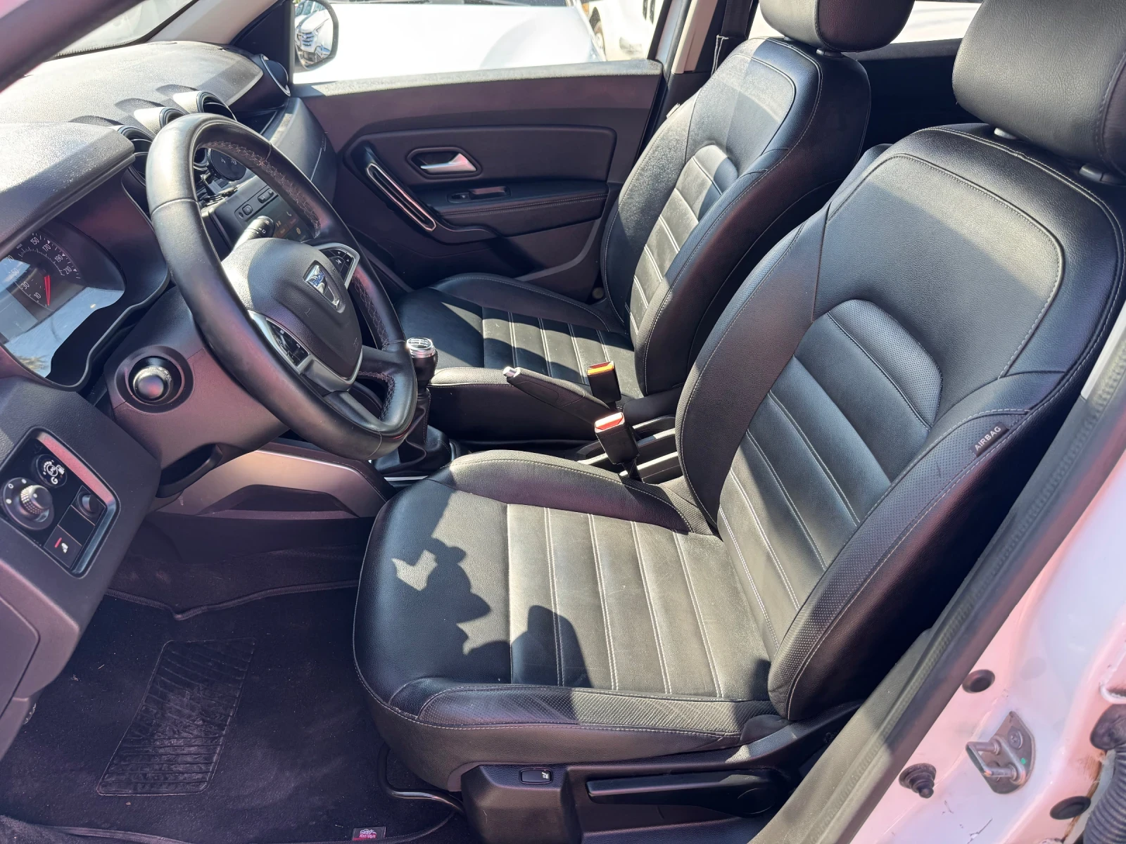 Dacia Duster 1.6 LPG 114hp* TV+ DVD* КОЖА* ПОДГРЕВ* КАМЕРА, снимка 6 - Автомобили и джипове - 56116256