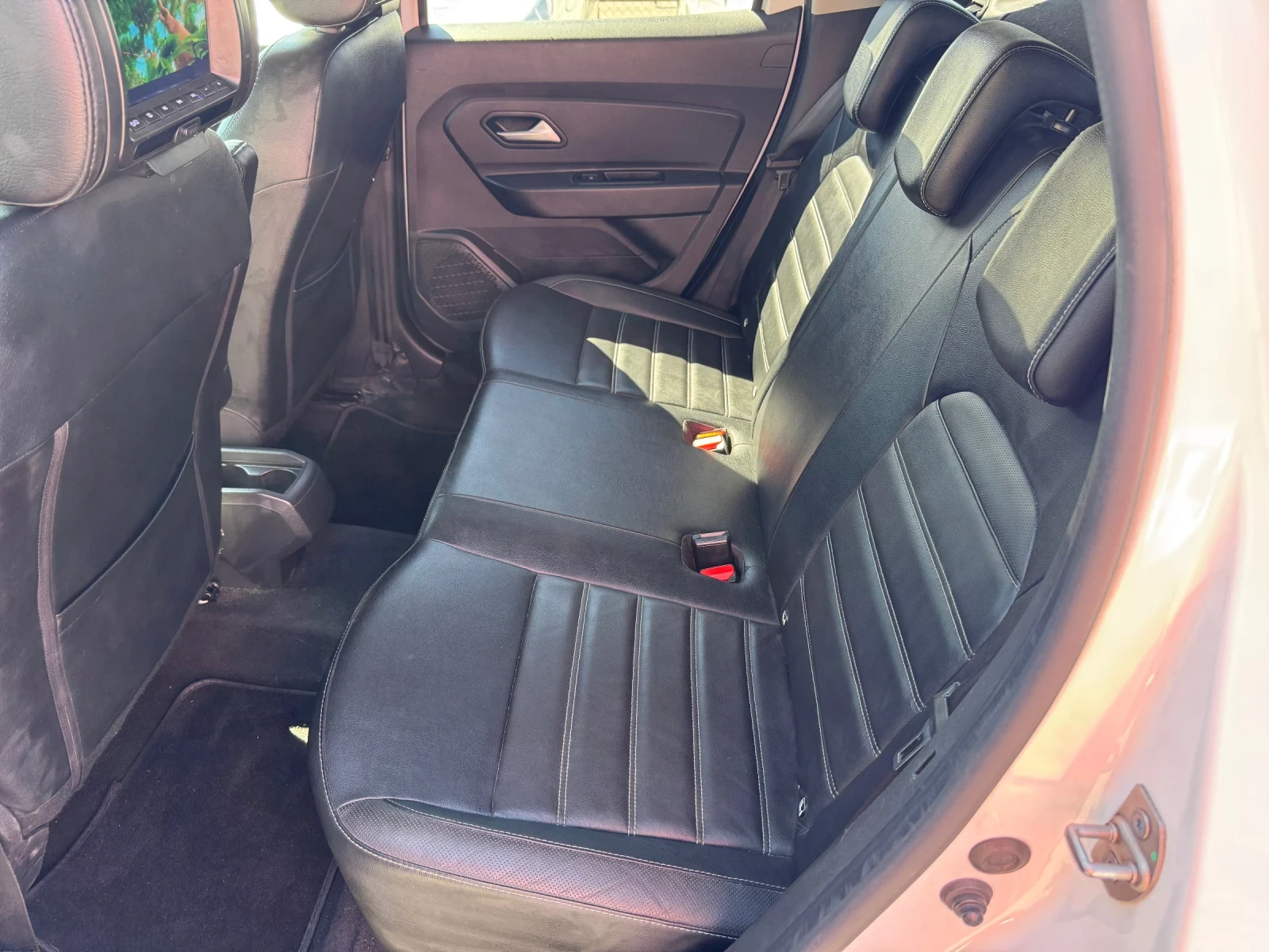 Dacia Duster 1.6 LPG 114hp* TV+ DVD* КОЖА* ПОДГРЕВ* КАМЕРА, снимка 10 - Автомобили и джипове - 56116256