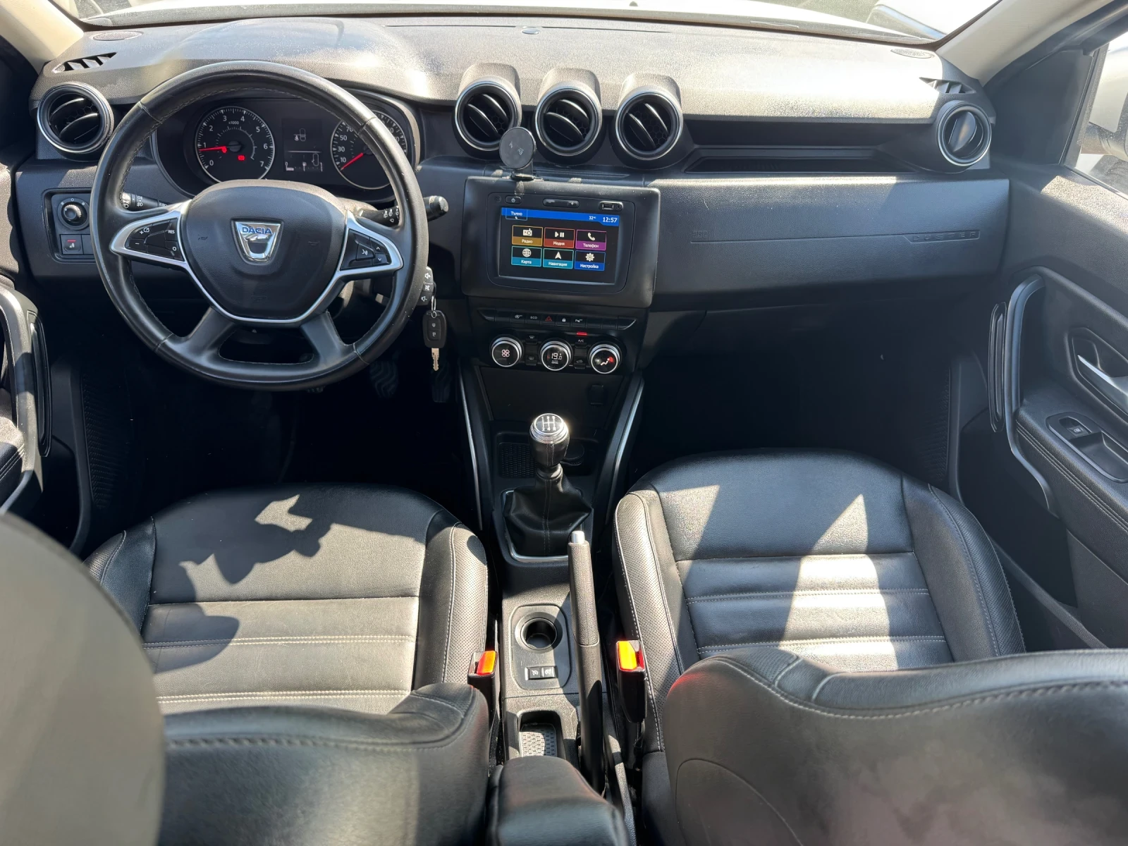 Dacia Duster 1.6 LPG 114hp* TV+ DVD* КОЖА* ПОДГРЕВ* КАМЕРА, снимка 9 - Автомобили и джипове - 56116256