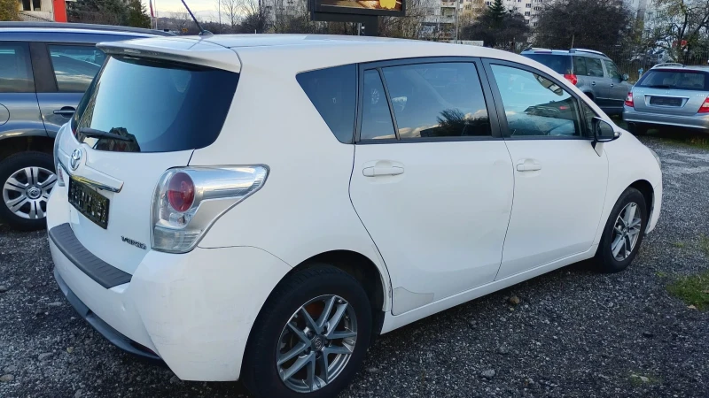 Toyota Verso 1.6 д 7 места, снимка 4 - Автомобили и джипове - 52516425