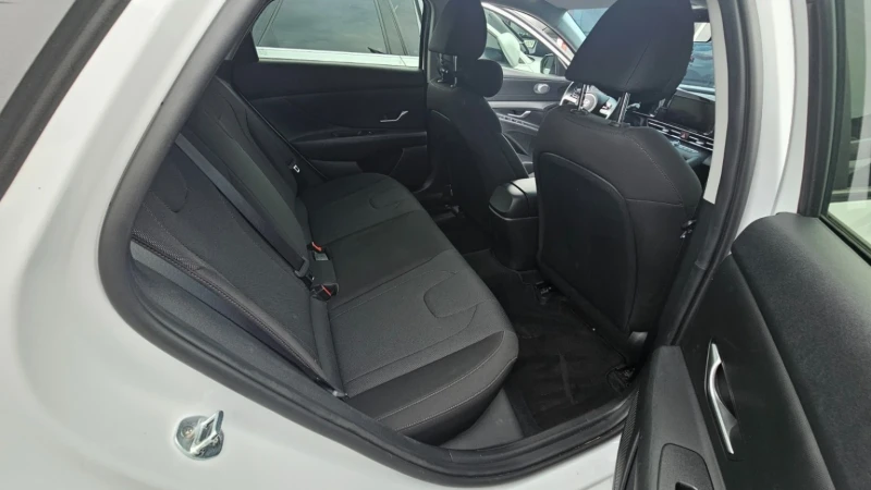 Hyundai Elantra, снимка 8 - Автомобили и джипове - 52691237