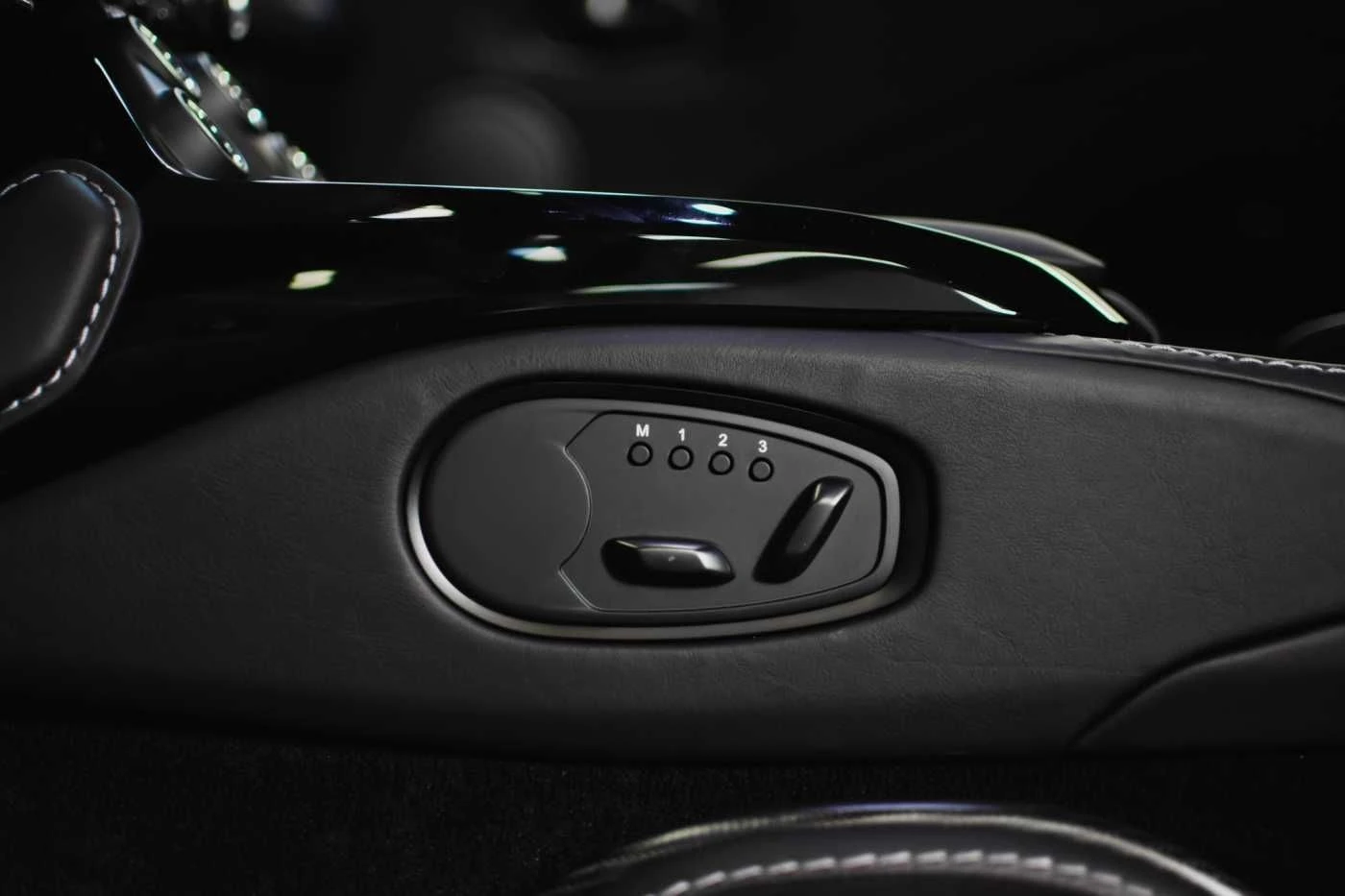 Aston Martin V12 Vantage V12 | Mobile.bg — изображение 14