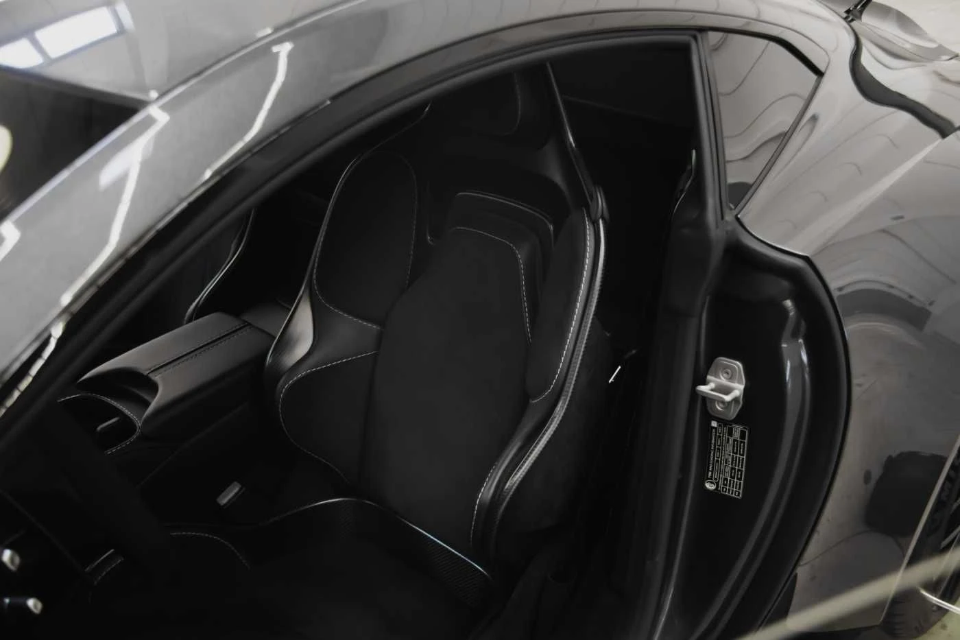 Aston Martin V12 Vantage V12 | Mobile.bg — изображение 11
