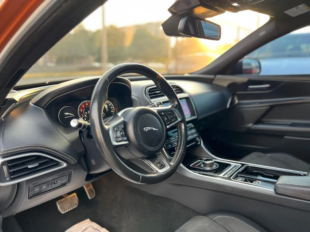 Jaguar XE * АВТО КРЕДИТ* ЦЕНА ДО БГ * СЕРВИЗНА ИСТОРИЯ *  - изображение 9