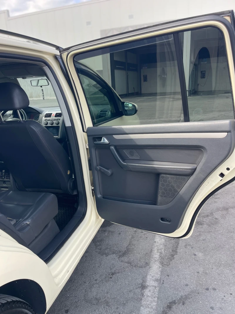 VW Touran VW Touran 1.4 TSI   2010 г., снимка 8 - Автомобили и джипове - 52450169