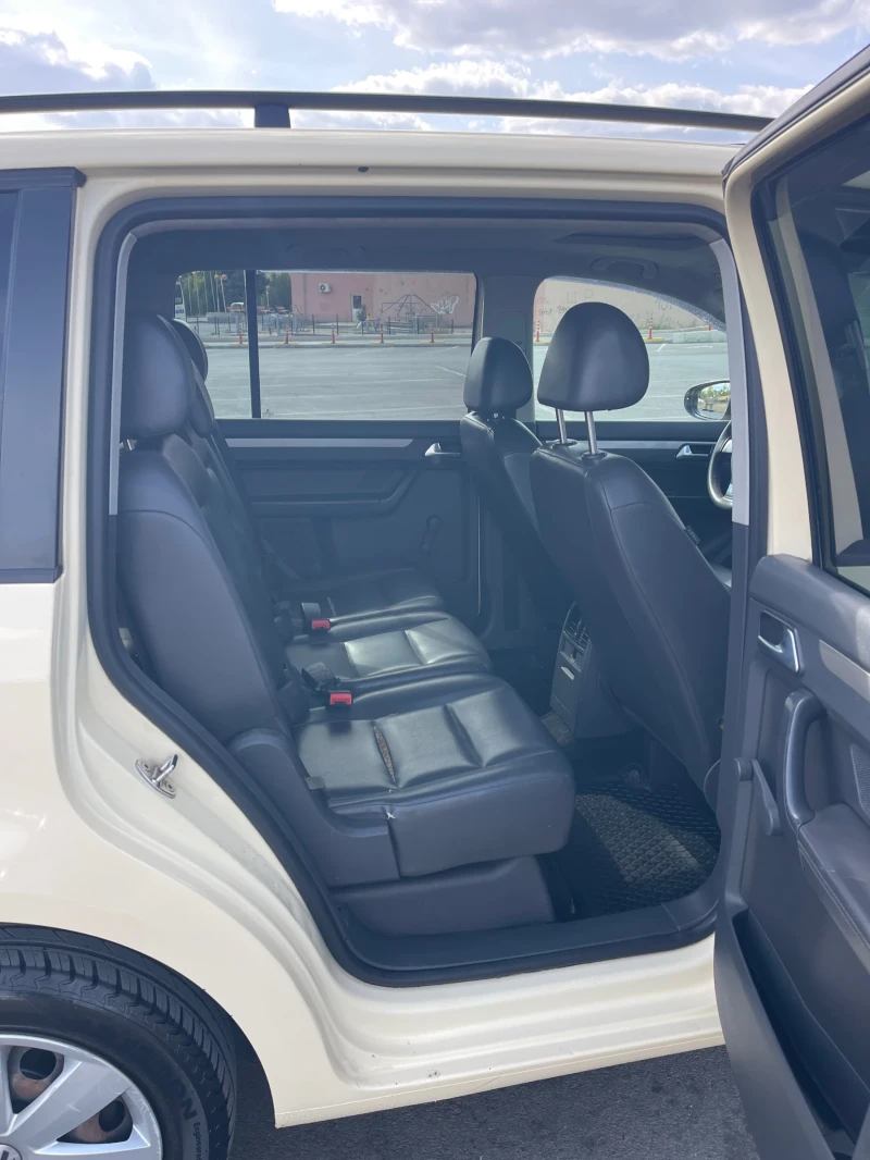 VW Touran VW Touran 1.4 TSI   2010 г., снимка 9 - Автомобили и джипове - 52450169