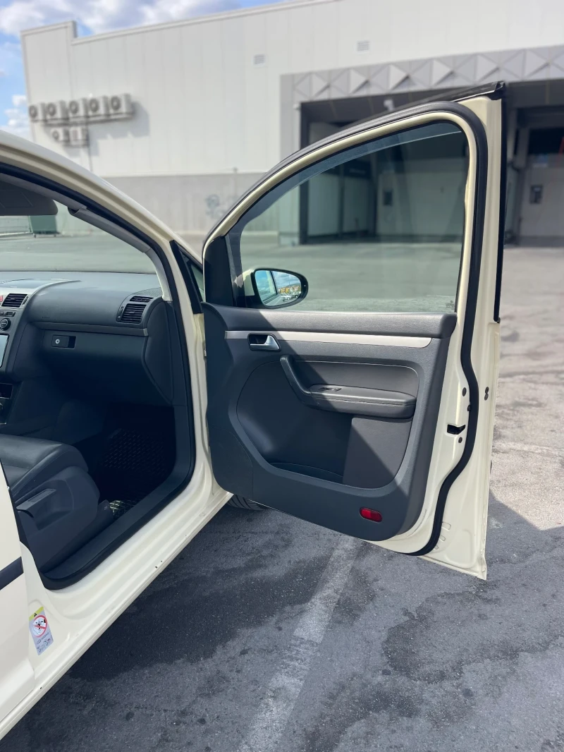 VW Touran VW Touran 1.4 TSI   2010 г., снимка 6 - Автомобили и джипове - 52450169