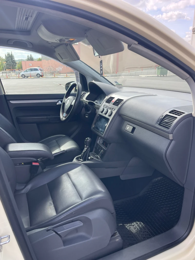 VW Touran VW Touran 1.4 TSI   2010 г., снимка 7 - Автомобили и джипове - 52450169