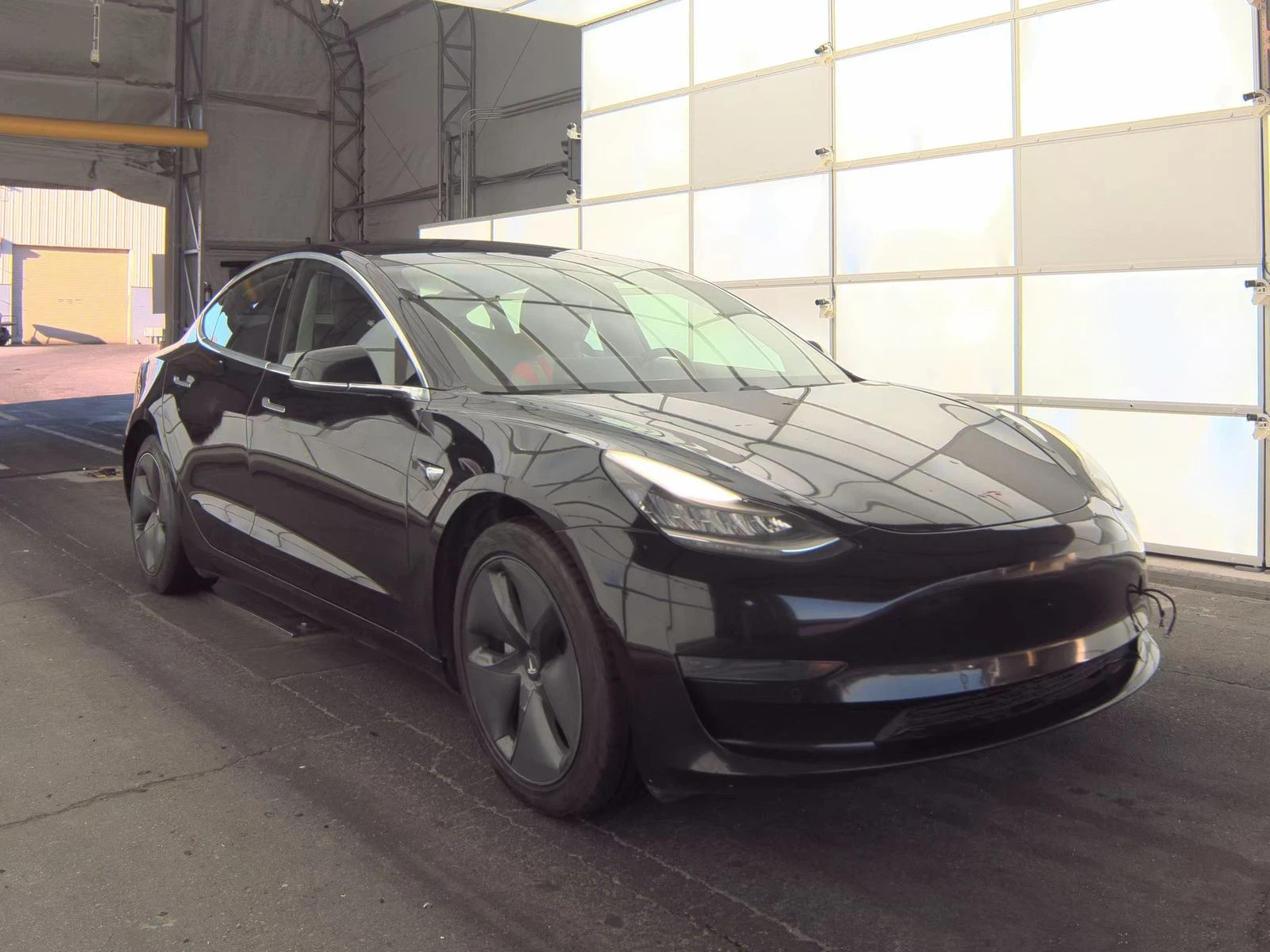 Tesla Model 3 Standard Range - изображение 3