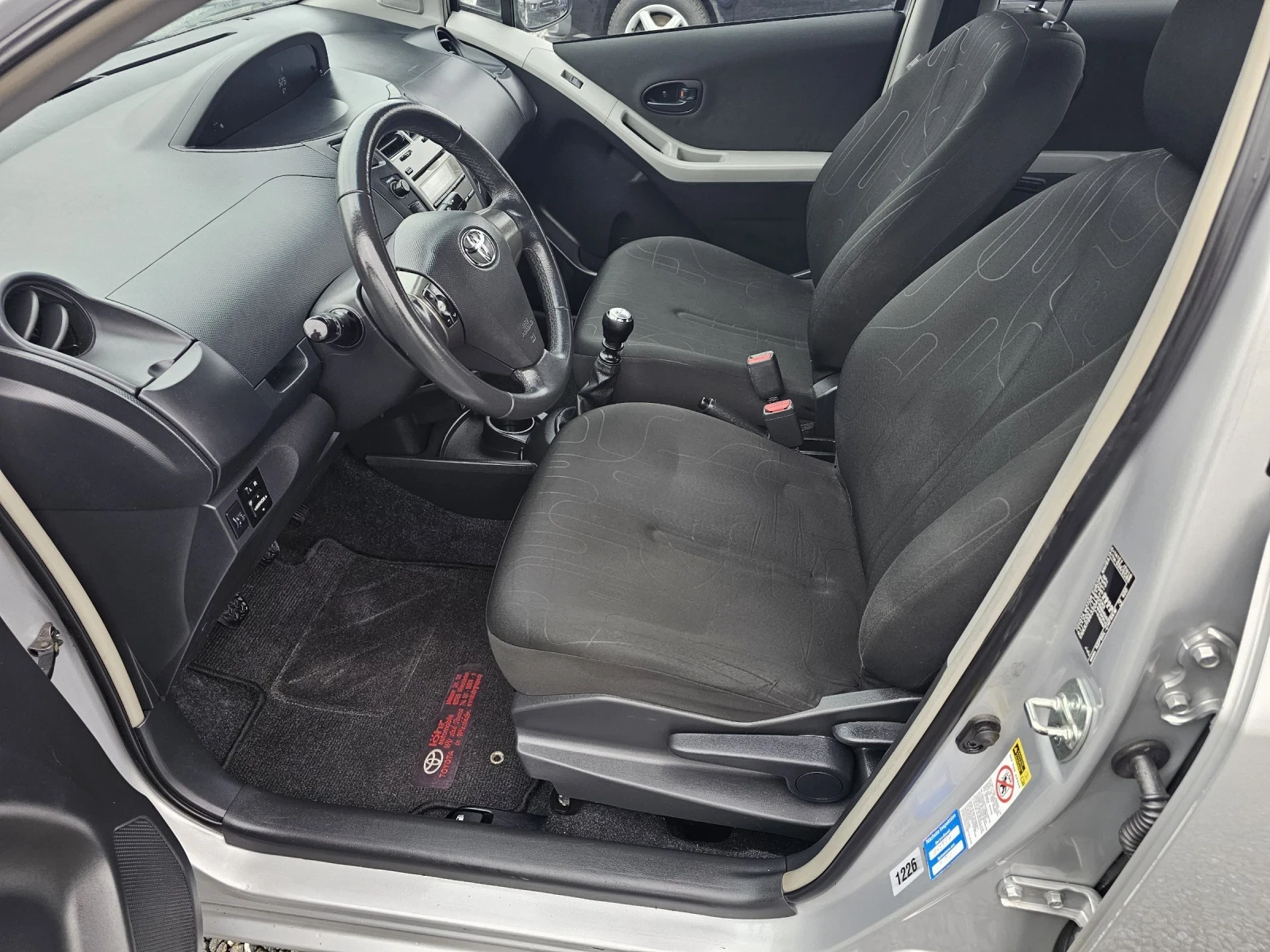 Toyota Yaris 1.3i 100KC 6-СК! - изображение 9