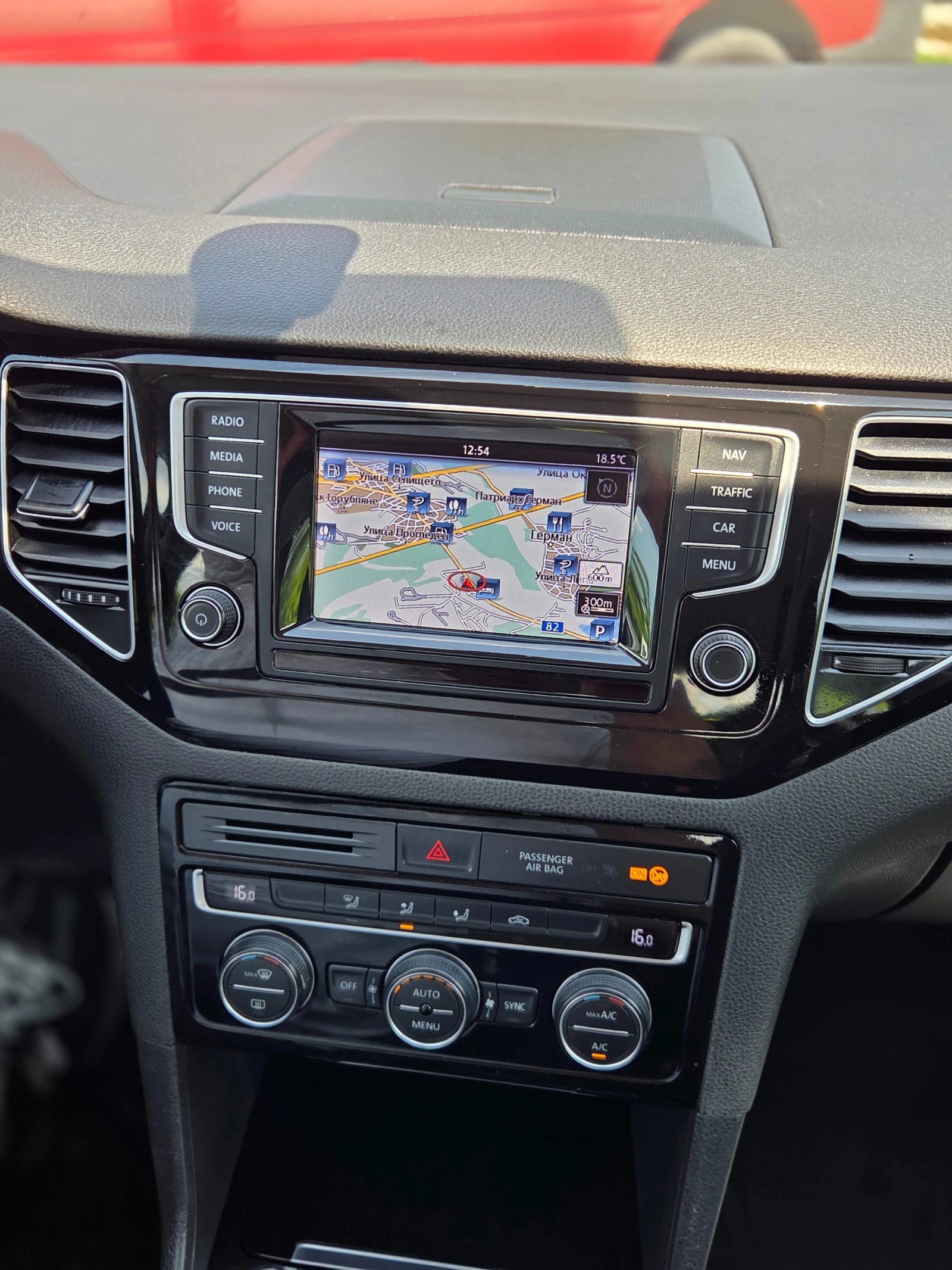VW Sportsvan 1.6TDI Highline* NAVI* УНИКАТ* , снимка 12 - Автомобили и джипове - 54764328