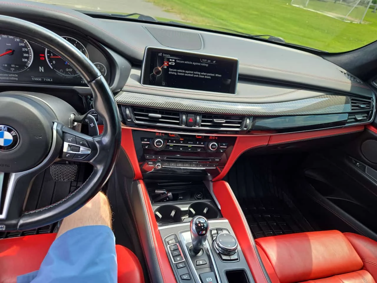 BMW X5M XDRIVE * ТЕЛЕВИЗОРИ* ПАНОРАМА* HEAD UP* ДВА КЛЮЧА*, снимка 9 - Автомобили и джипове - 55255081