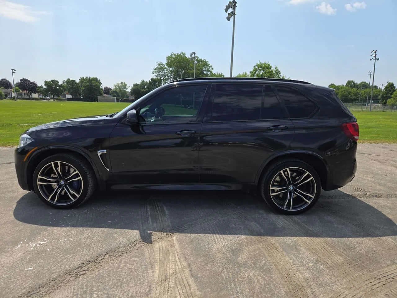 BMW X5M XDRIVE * ТЕЛЕВИЗОРИ* ПАНОРАМА* HEAD UP* ДВА КЛЮЧА*, снимка 3 - Автомобили и джипове - 55255081