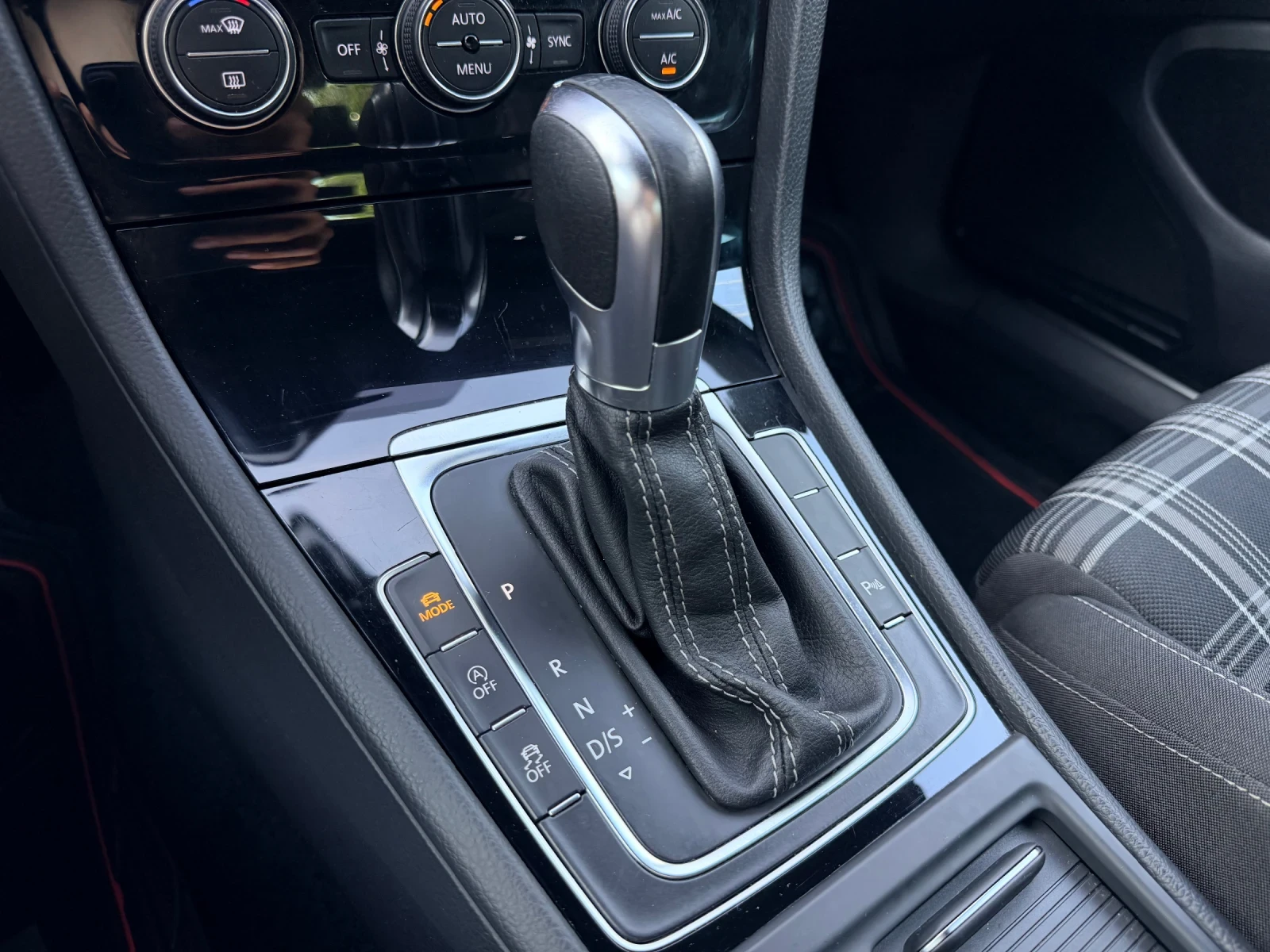 VW Golf GTD 2.0 TDI DSG | Digital Cockpit | ACC | LED , снимка 12 - Автомобили и джипове - 55437064