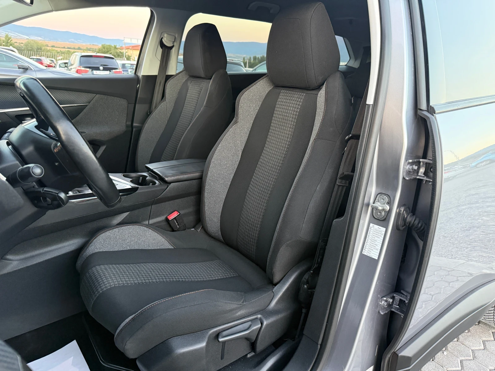 Peugeot 5008 1.5 HDI 7 seats, снимка 9 - Автомобили и джипове - 55729650