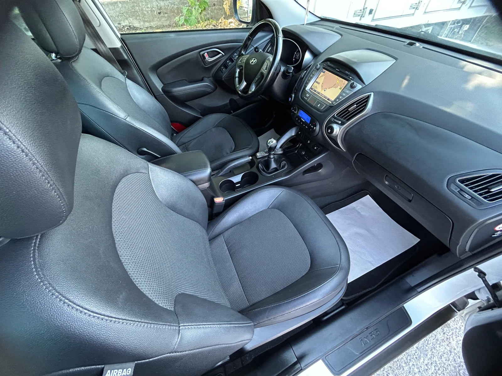 Hyundai IX35 1.7CRDi/NAVi/FACELIFT/LED/ПАНОРАМА, снимка 11 - Автомобили и джипове - 55465817