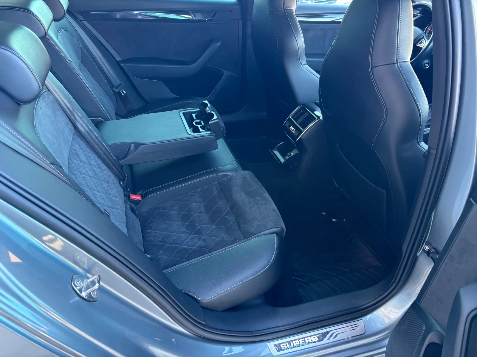 Skoda Superb 2.0TDI 4x4 DSG SPORT LINE, снимка 9 - Автомобили и джипове - 53789156