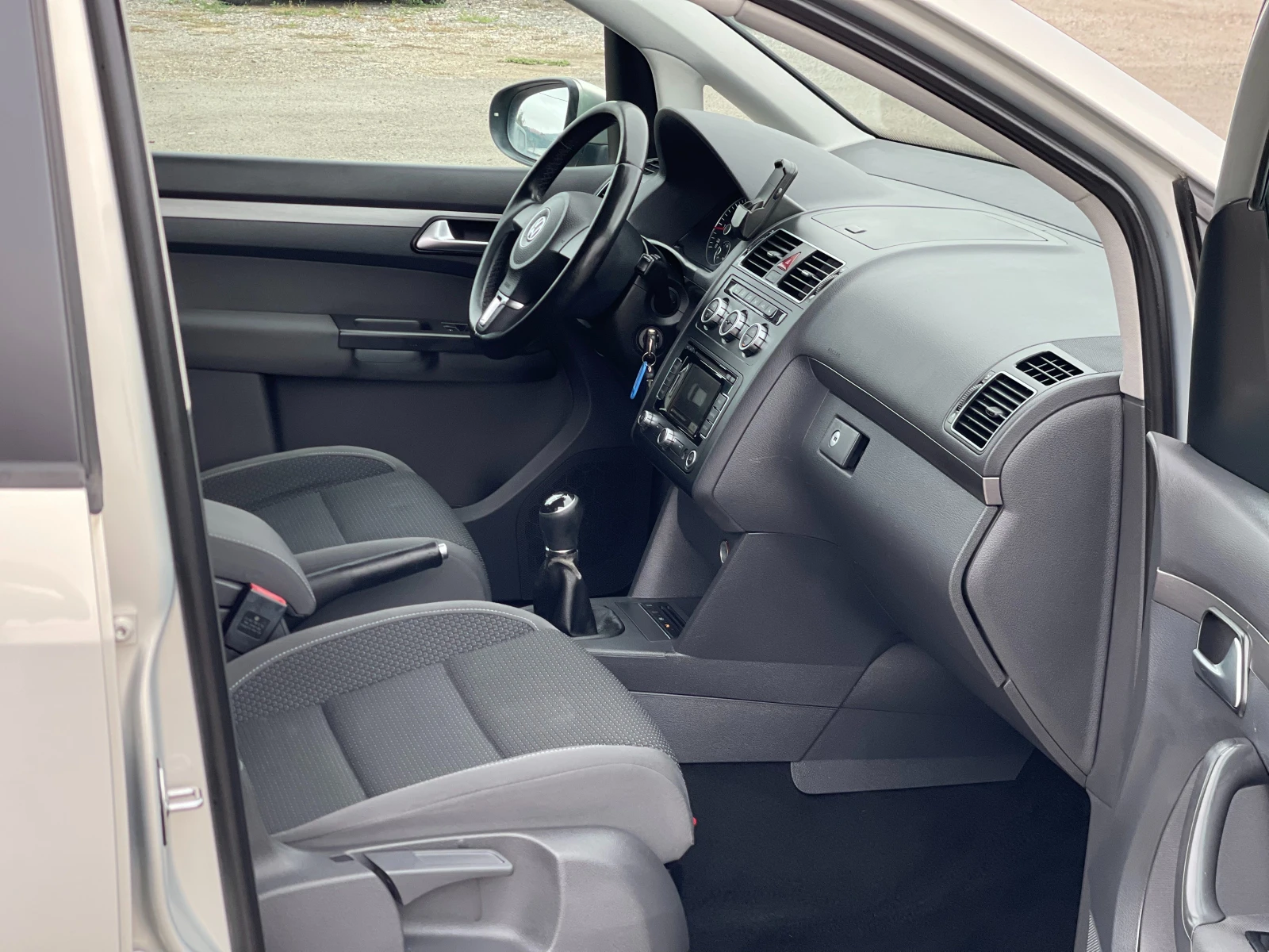 VW Touran 1.6TDi Business, снимка 10 - Автомобили и джипове - 55845785
