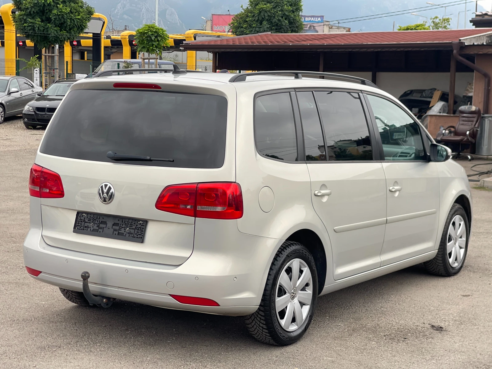 VW Touran 1.6TDi Business, снимка 4 - Автомобили и джипове - 55845785