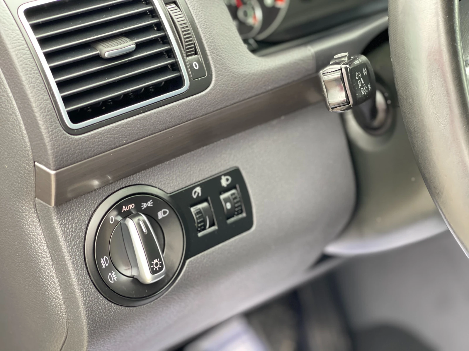 VW Touran 1.6TDi Business, снимка 15 - Автомобили и джипове - 55845785