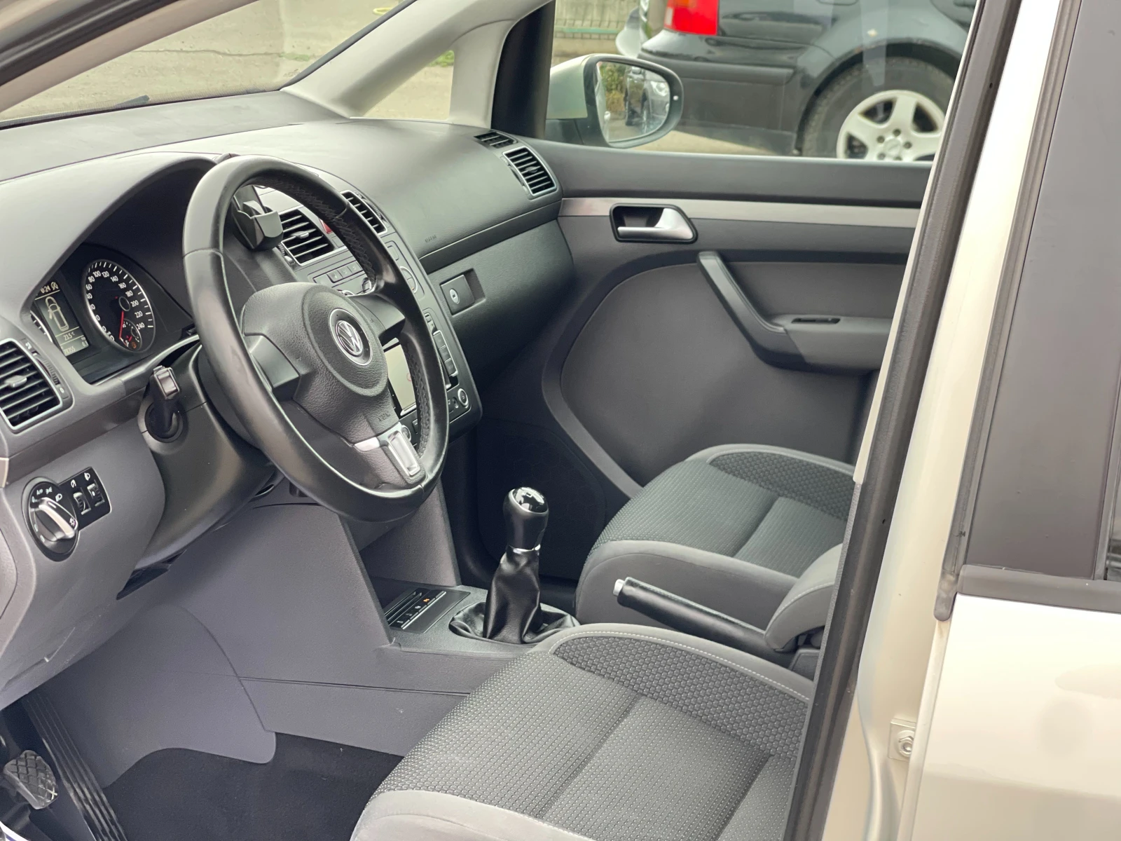 VW Touran 1.6TDi Business, снимка 14 - Автомобили и джипове - 55845785