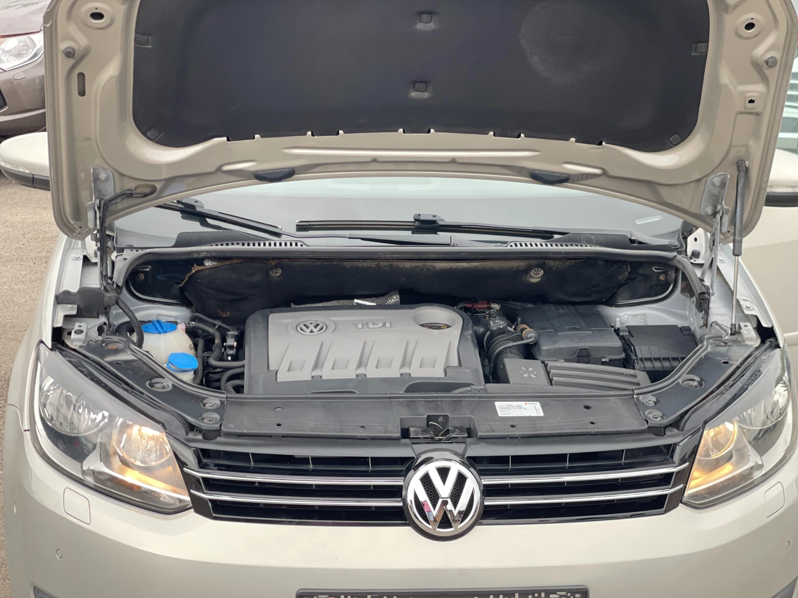 VW Touran 1.6TDi Business, снимка 17 - Автомобили и джипове - 55845785