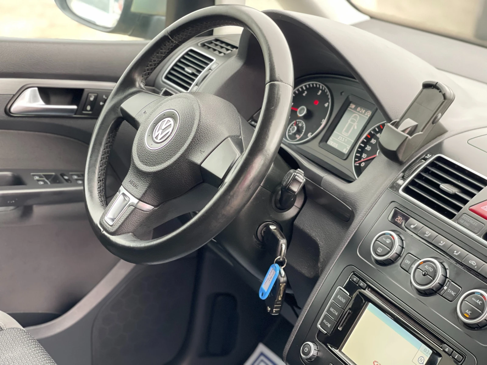 VW Touran 1.6TDi Business, снимка 11 - Автомобили и джипове - 55845785