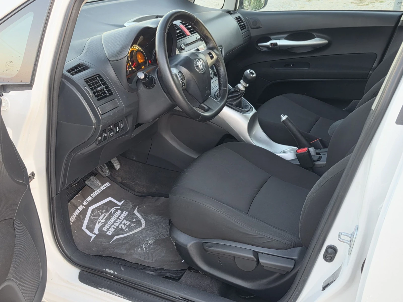 Toyota Auris 1.4 D4D, снимка 11 - Автомобили и джипове - 55998060