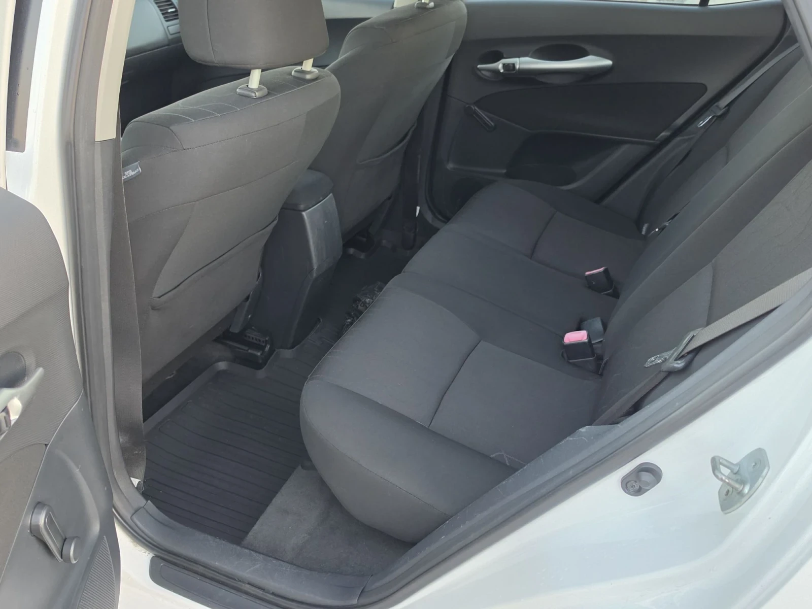 Toyota Auris 1.4 D4D, снимка 8 - Автомобили и джипове - 55998060