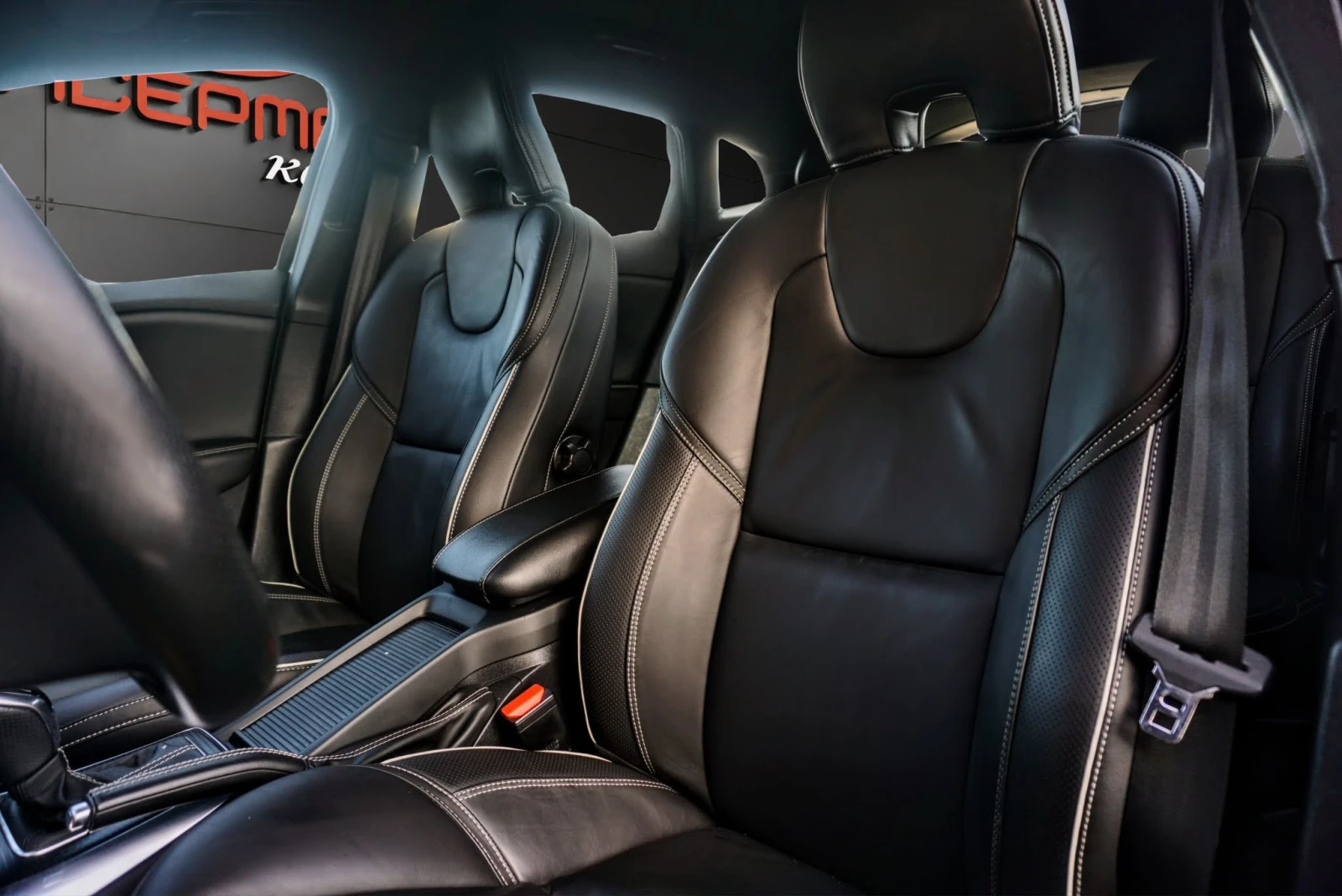 Volvo V40 2.0D R-DESIGN GEARTRONIC - изображение 10