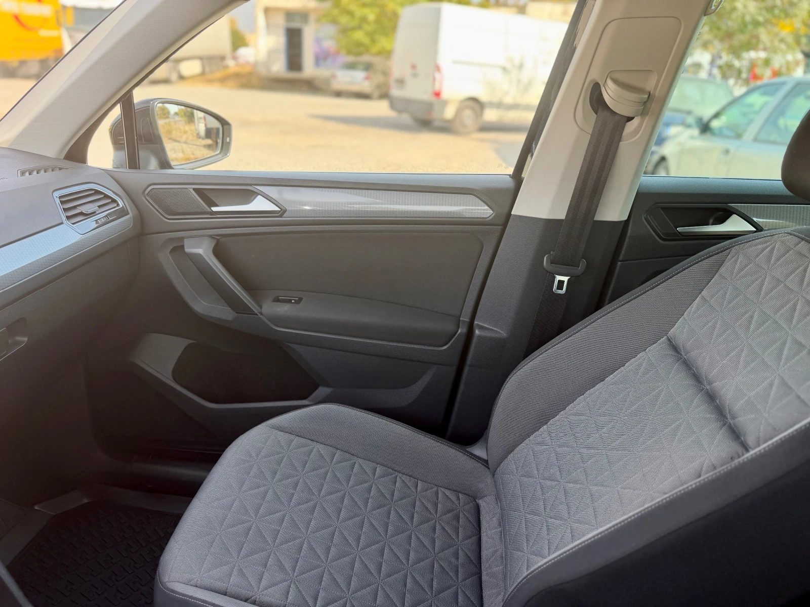 VW Tiguan, снимка 6 - Автомобили и джипове - 56432795