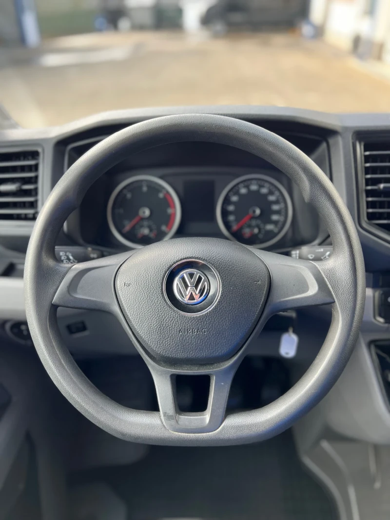 VW Crafter 2019 / Средна база / Климатроник, снимка 17 - Бусове и автобуси - 52321425