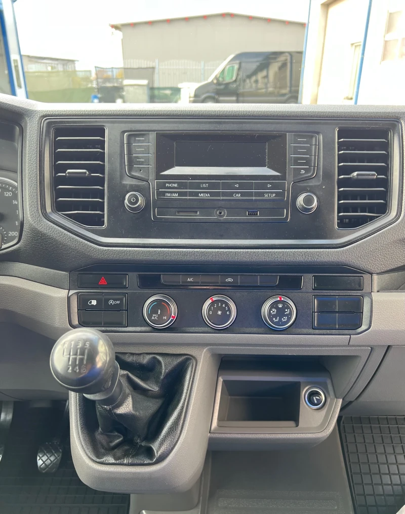 VW Crafter 2019 / Средна база / Климатроник, снимка 16 - Бусове и автобуси - 52321425