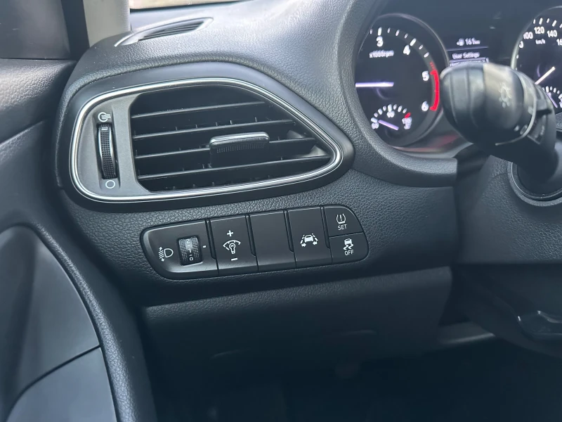 Hyundai I30 1.6 crdi, снимка 12 - Автомобили и джипове - 52495170