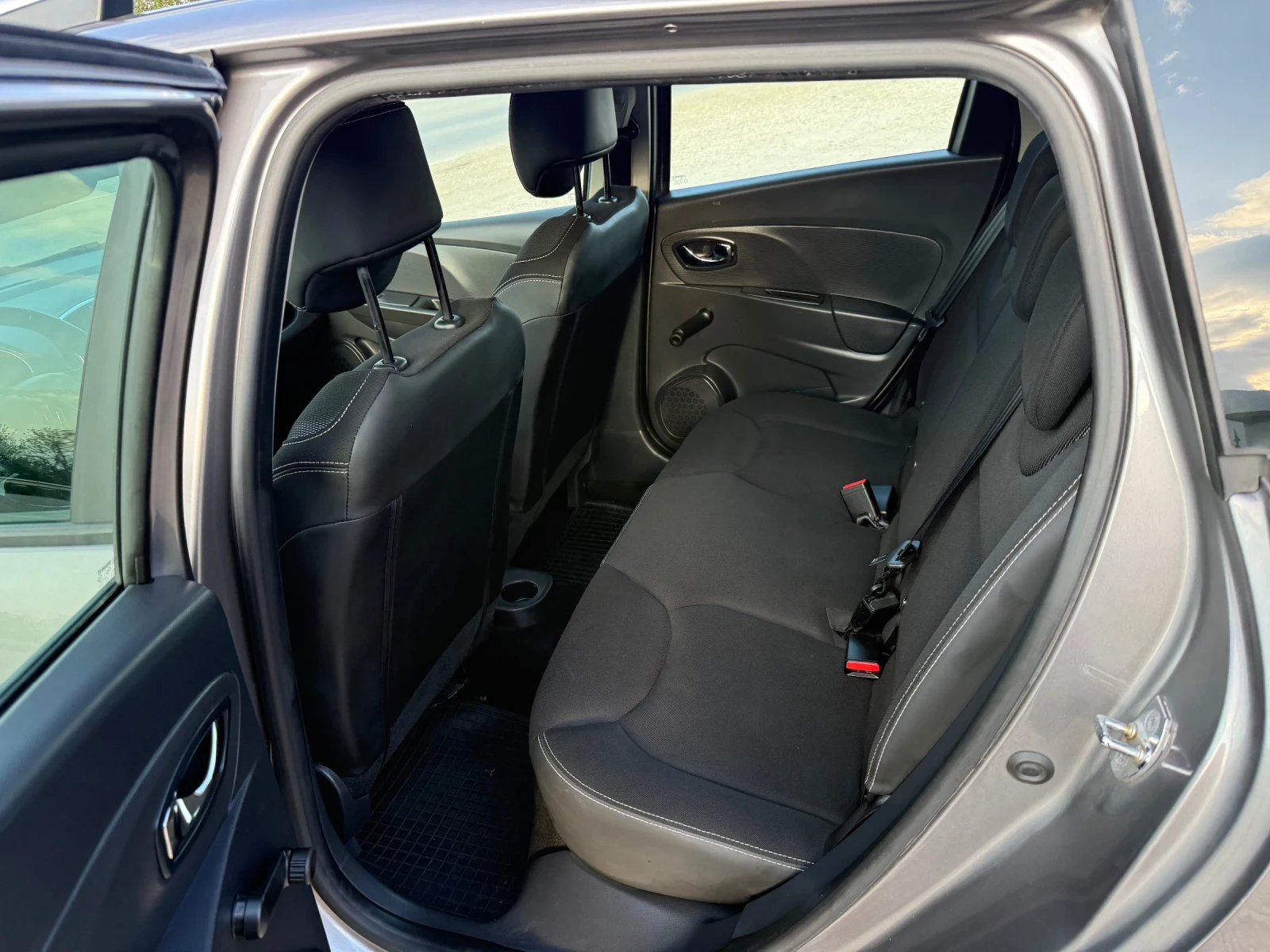 Renault Clio 0.9 TCE УНИКАТ, снимка 15 - Автомобили и джипове - 54235907