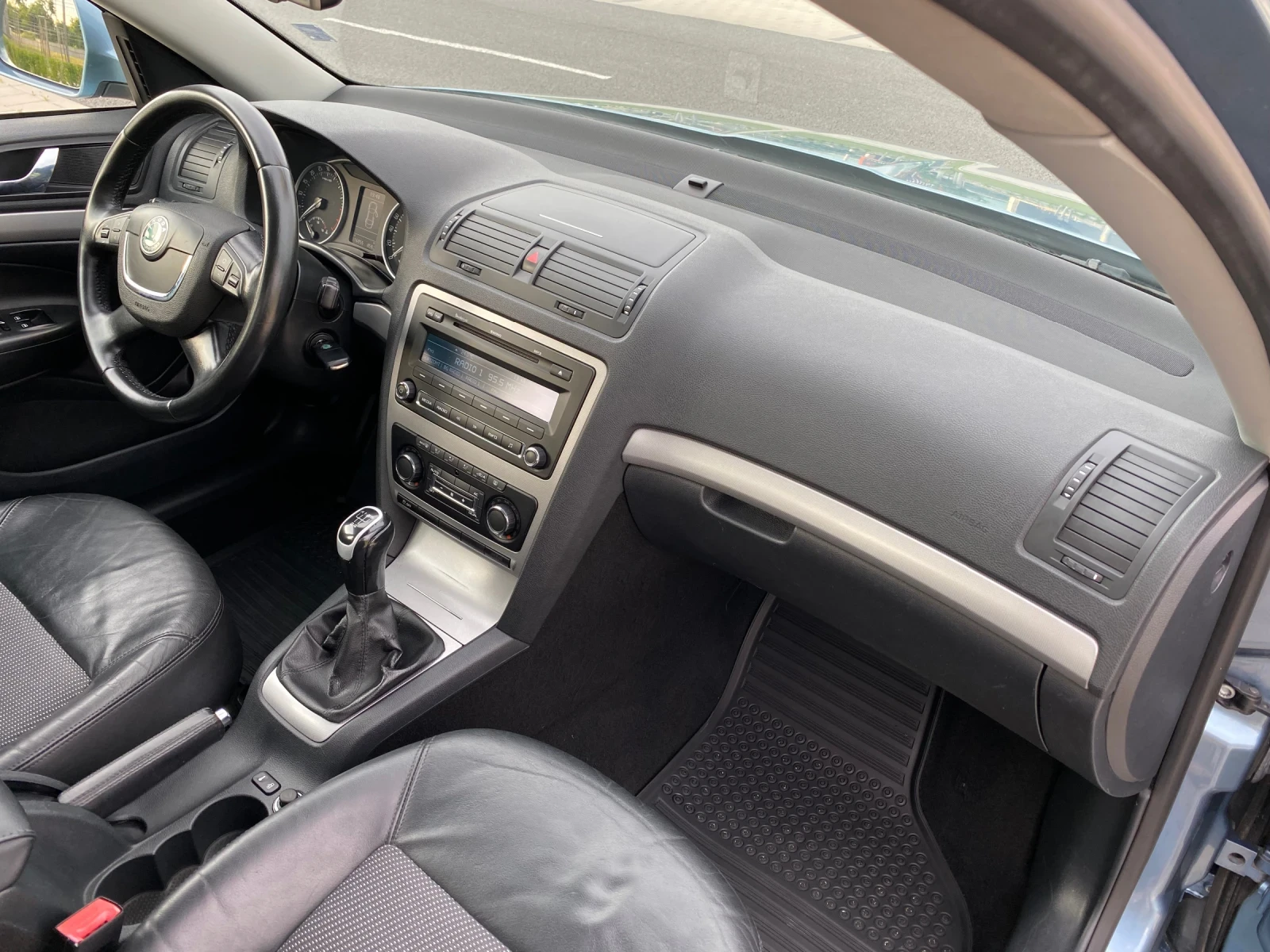 Skoda Octavia 1.6 TDI High Line , снимка 9 - Автомобили и джипове - 55854432