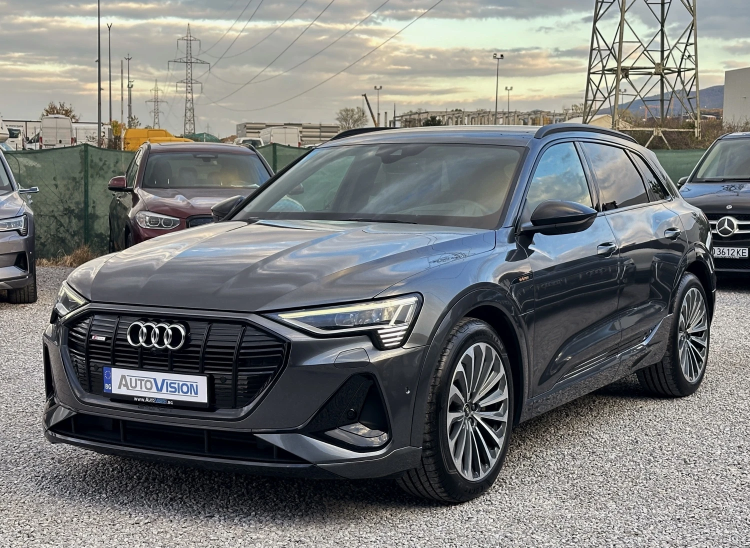 Audi E-Tron 55 SLine Softclose Headup Distronic Keyless Matrix