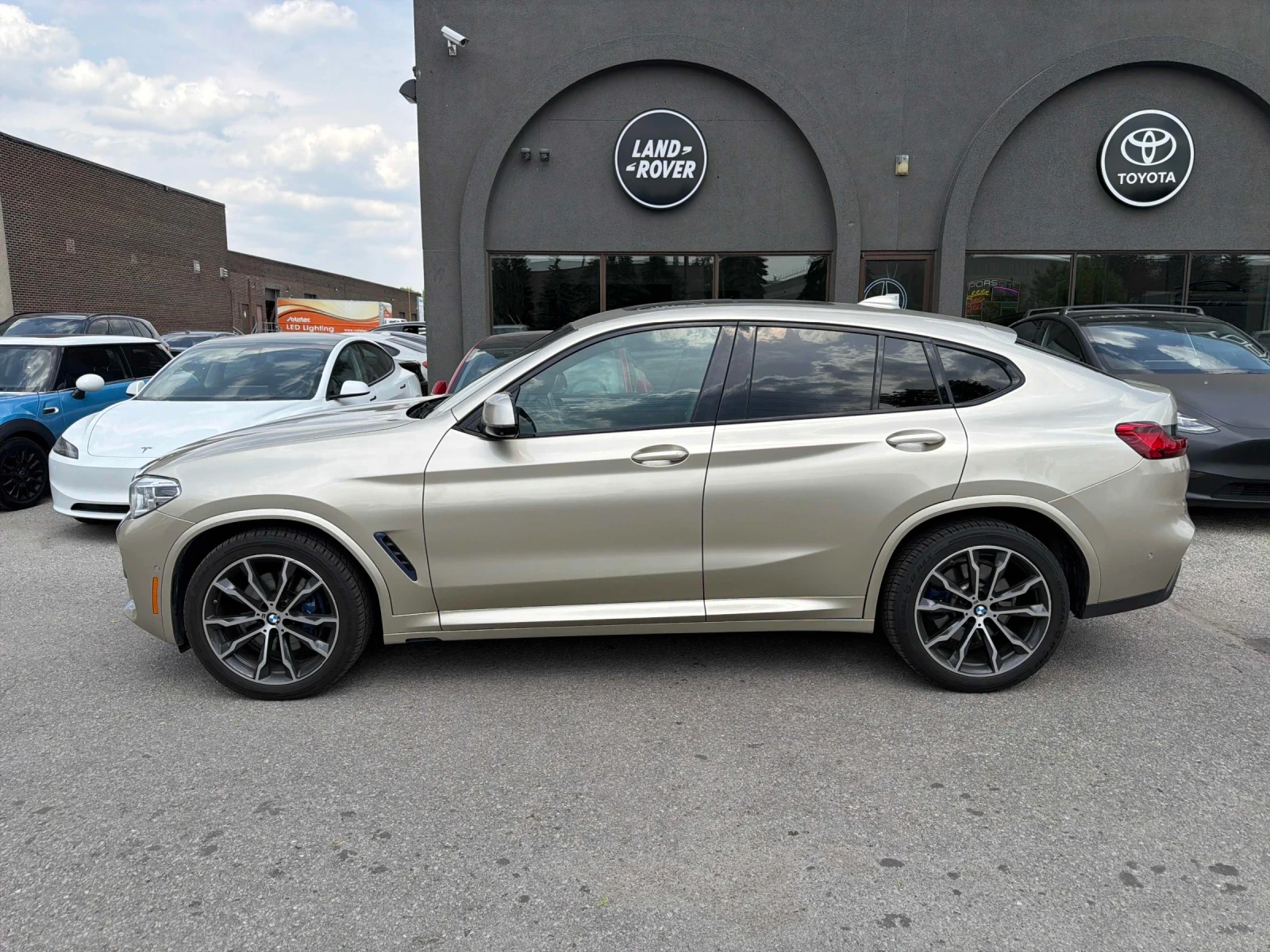 BMW X4 ДИСТРОНИК * ПОДГРЕВ * ПАНОРАМА * HARMAN KARDON, снимка 2 - Автомобили и джипове - 54934065