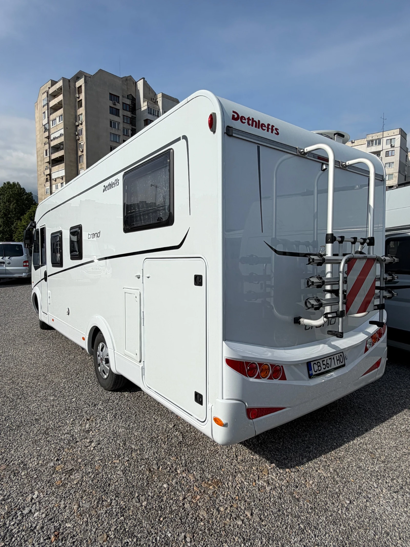 Кемпер Dethleffs TREND I 7057 EB - готов за автономно къмпингуване, снимка 4 - Каравани и кемпери - 54774252