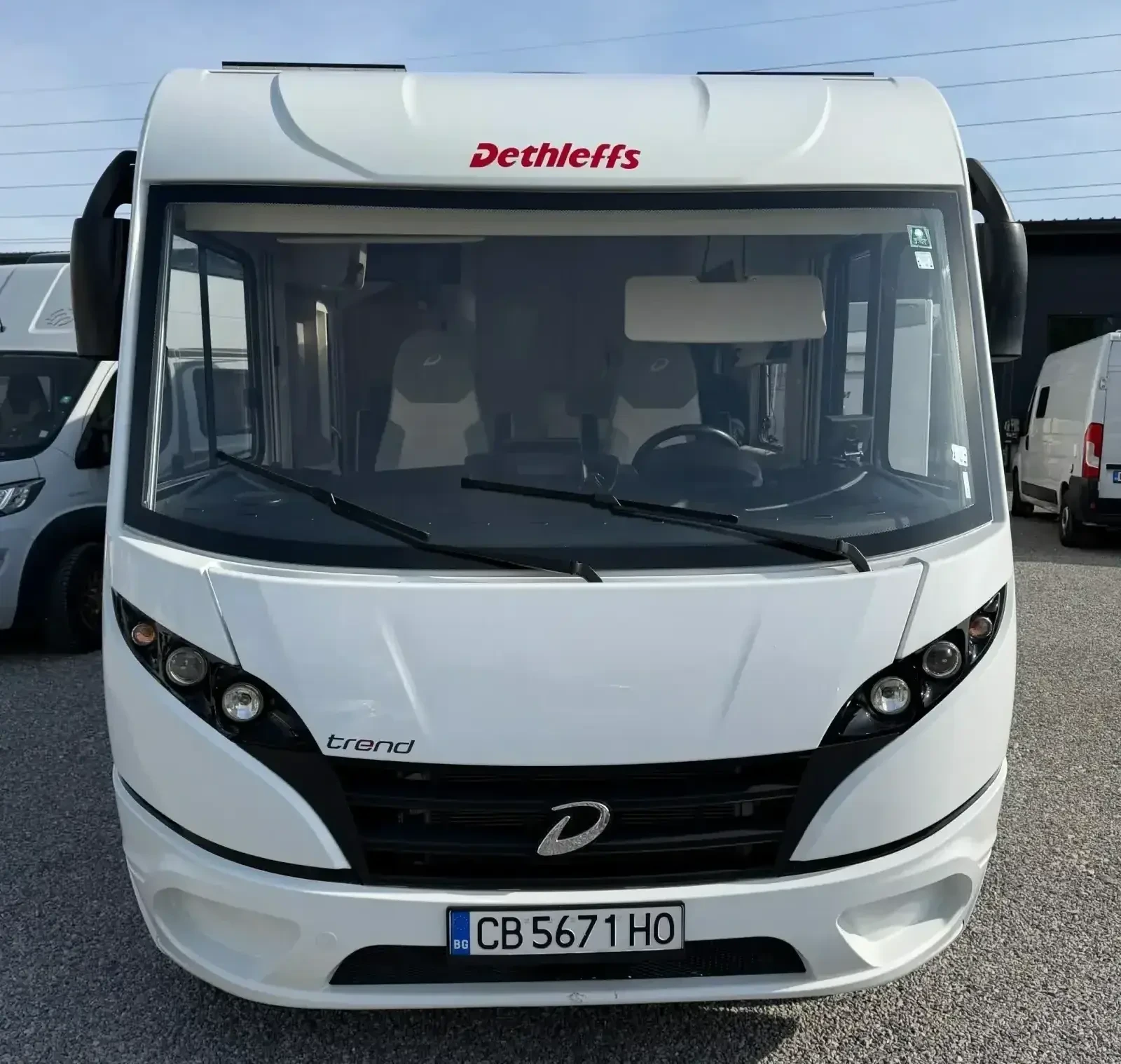 Кемпер Dethleffs TREND I 7057 EB - готов за автономно къмпингуване, снимка 3 - Каравани и кемпери - 54774252