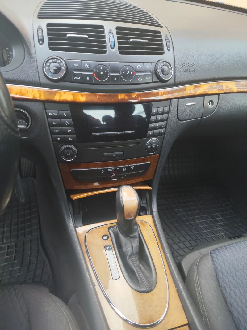 Mercedes-Benz E 200, снимка 9 - Автомобили и джипове - 52775980